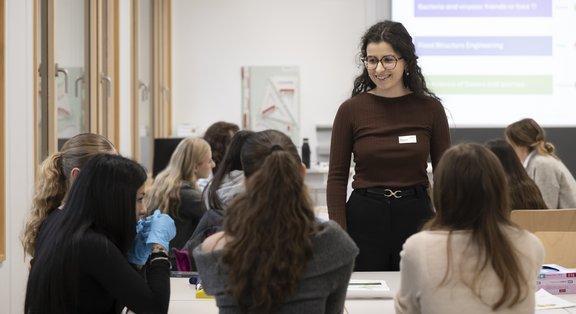 The module coordinator at TecDay stands in front of the class. In front of her are two rows of pupils.