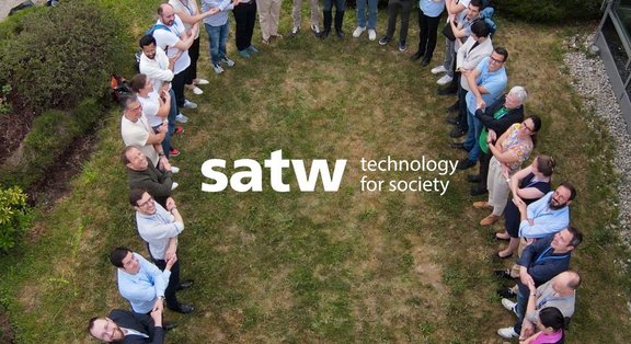 Foto von Arbeitsgruppe zum Whitepaper mit Logo der SATW in der Mitte