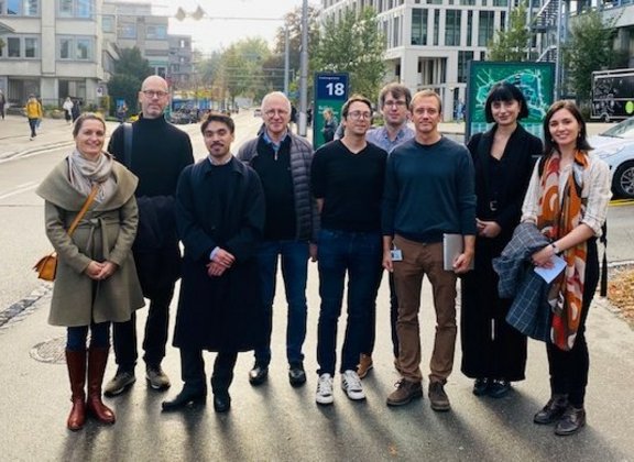 Groupe de personnes devant un bâtiment moderne