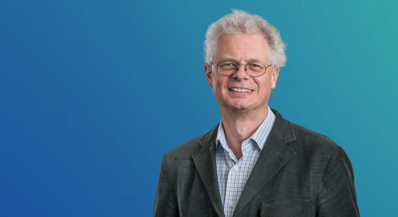 Peter Seitz devant un tracé bleu-vert