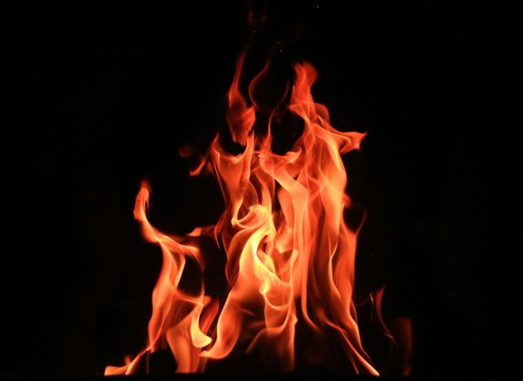 Des flammes dansent sur un fond noir