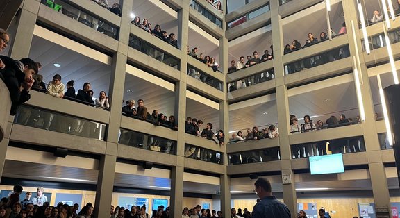 Atrium de plusieurs étages rempli de spectateurs