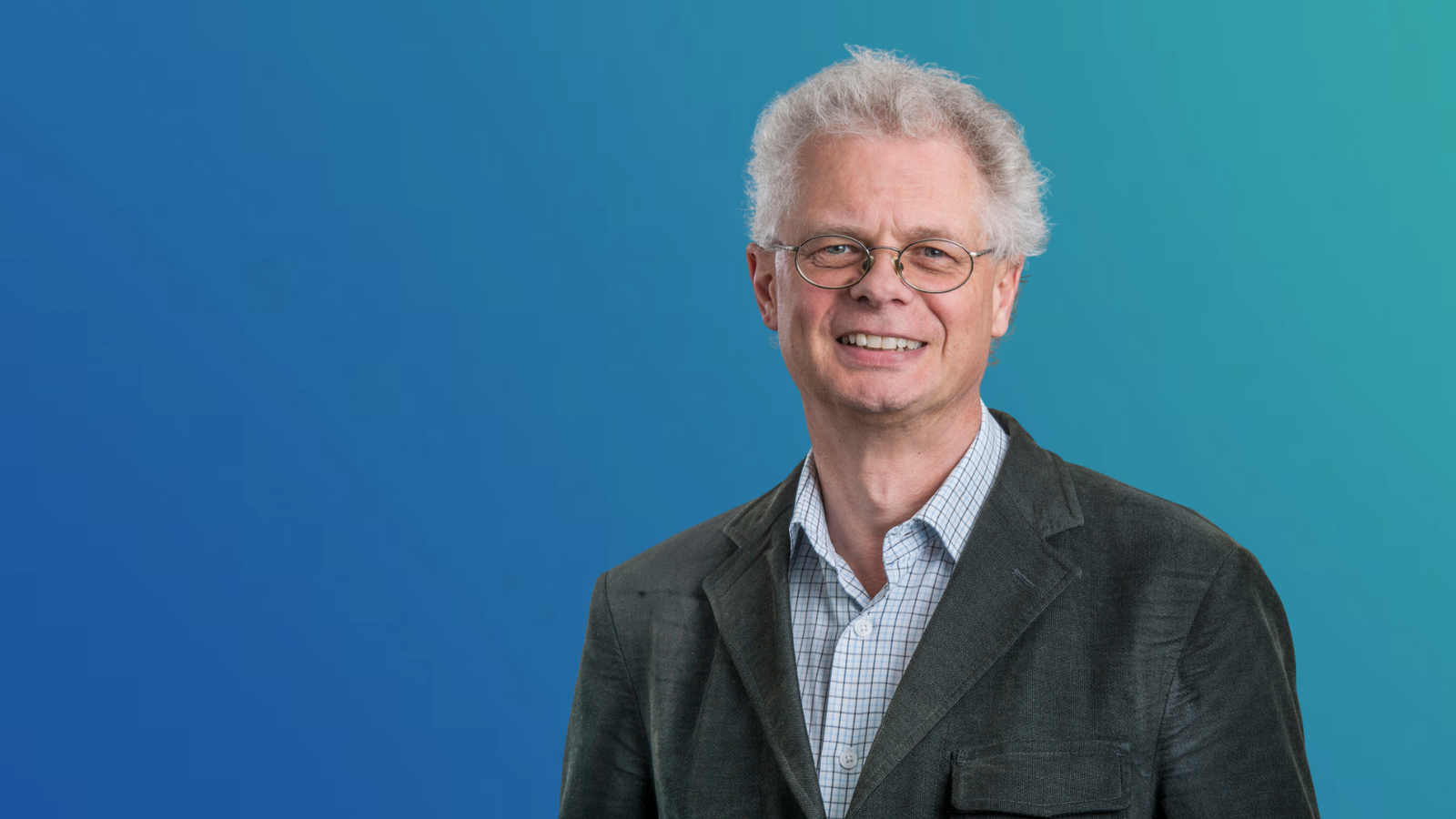 Peter Seitz devant un tracé bleu-vert